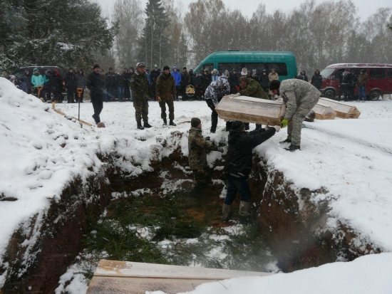 Церемония перезахоронения советских воинов у деревни Чернозём Великолукского района, 26 октября 2017 г.