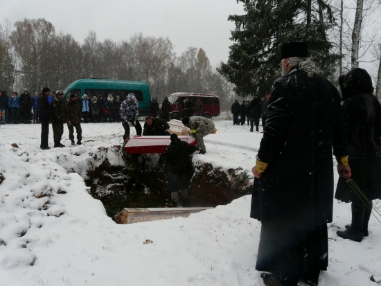 Церемония перезахоронения советских воинов у деревни Чернозём Великолукского района, 26 октября 2017 г.